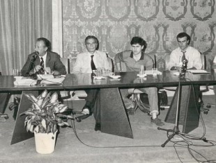 Borsellino, il primo a destra al tavolo dell'incotnro del Fronte della Gioventù, organizzazione dei giovani del Msi
