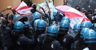 Bologna, gli scontri tra forze dell'ordine e centri sociali