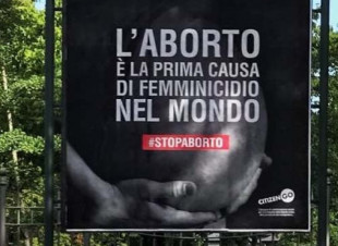 Un manifesto contro l'aborto che ha fatto molto discutere in Italia