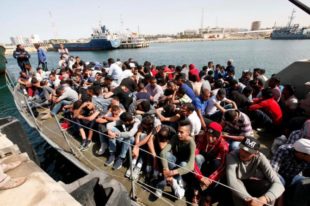Immigrati nei porti italiani in attesa di sbarcare