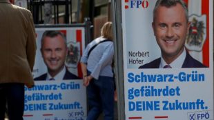 I manifesti della destra austriaca, Fpo, con il volto del leader Norbert Hofer