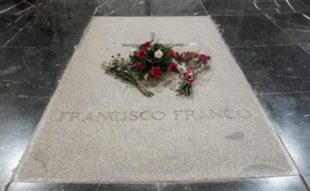 La lapide dedicata al Generalissimo Franco