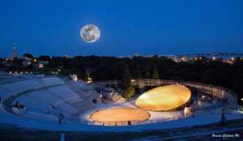 Il teatro greco di Siracusa di notte, una meraviglia del Mediterraneo
